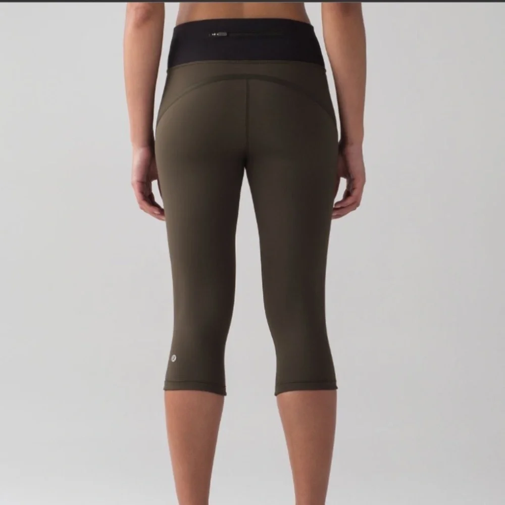 Lululemon Green and Black Smooth Stride Crop